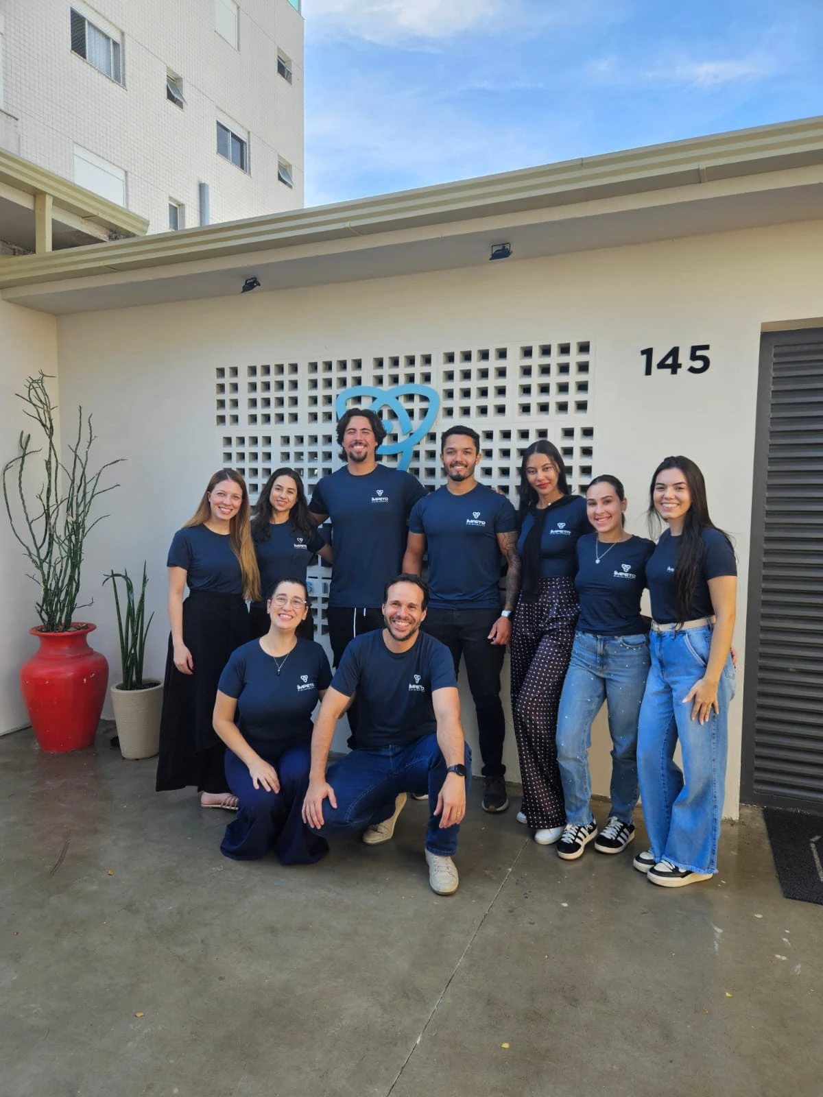 Equipe da Ímpeto Fisioterapia em frente à clínica
