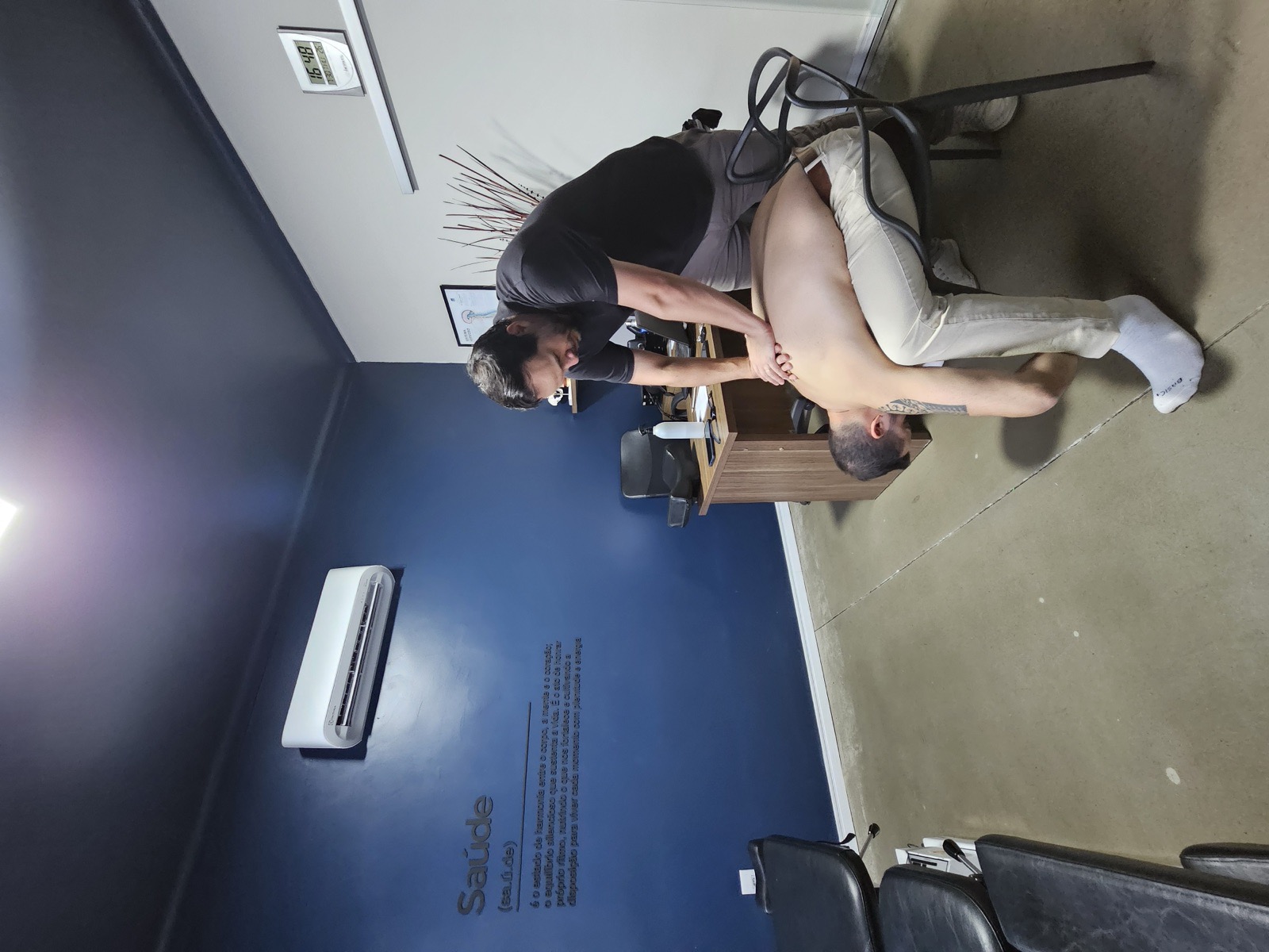 Adam Glória realizando ajuste na coluna de um paciente