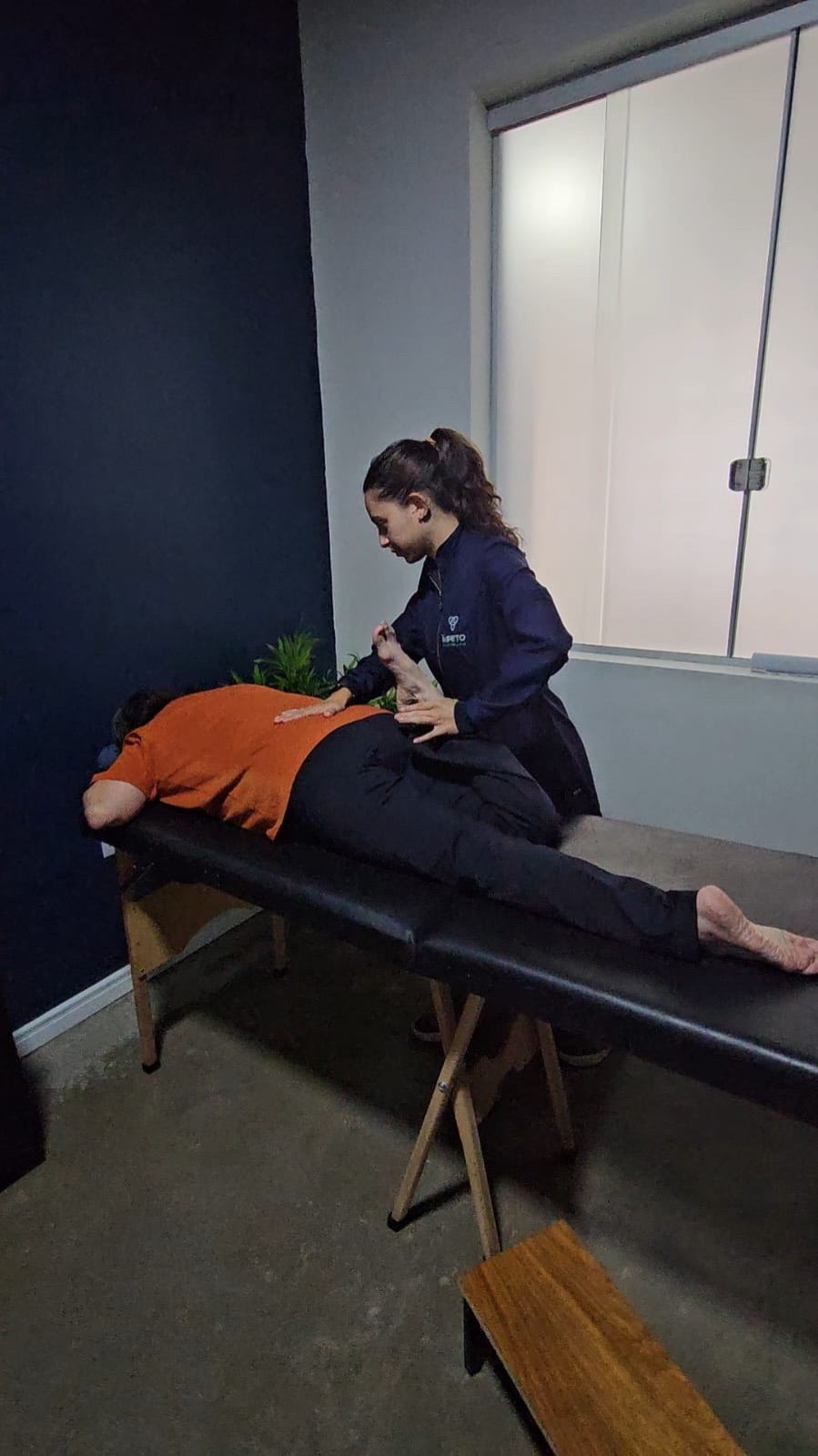 Fisioterapeuta da Ímpeto tratando paciente na maca